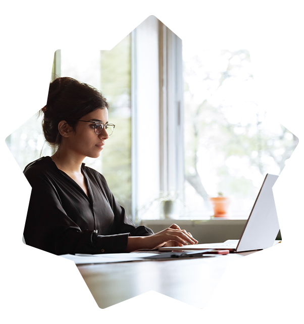 Donna che lavora in un ufficio open space