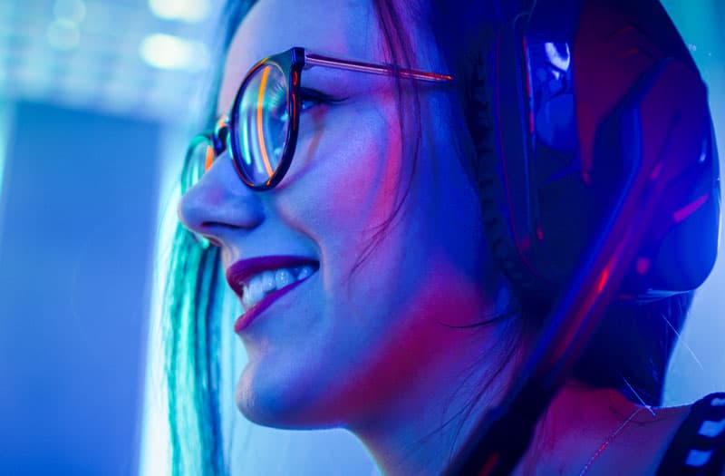 Ingegnere con gli occhiali che analizza i dati