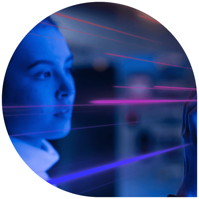 Primo piano di un professionista che discute in modo produttivo in un ufficio moderno, evidenziando collaborazione e lavoro di squadra.