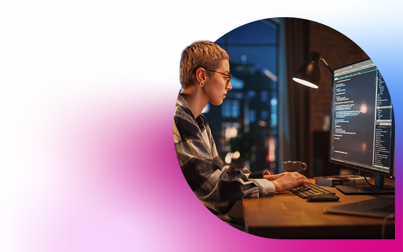 ragazza lavora al codice su un computer