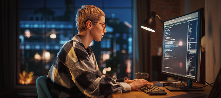 ragazza che lavora con il codice al pc