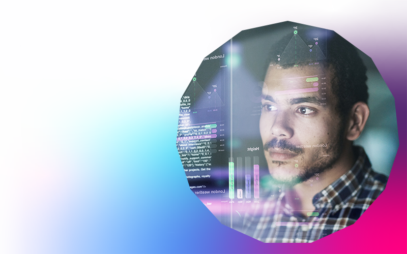 ragazzo che analizza i dati