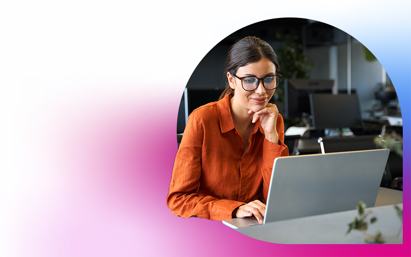 ragazza lavora al computer