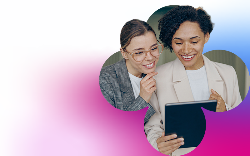 ragazze utilizzano un dispositivo mobile