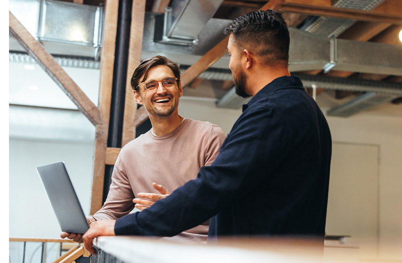 Professionista aziendale che esamina informazioni sulla conformità normativa su computer