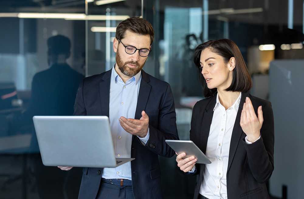Collaboratori che lavorano a un progetto usando un laptop.