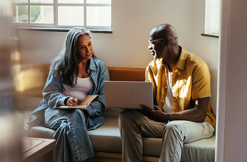 Collaboratori che lavorano a un progetto usando un laptop.