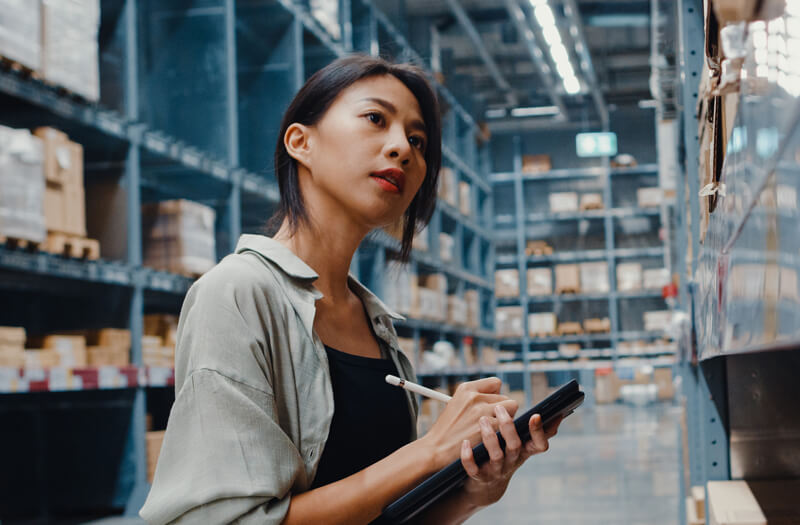 Interior designer che utilizza un'applicazione VR moderna per allestire una stanza