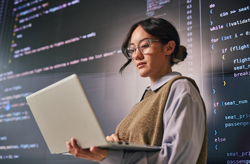 Professionisti aziendali collaborano su un Google Chromebook mentre discutono delle soluzioni professionali Google Cloud
