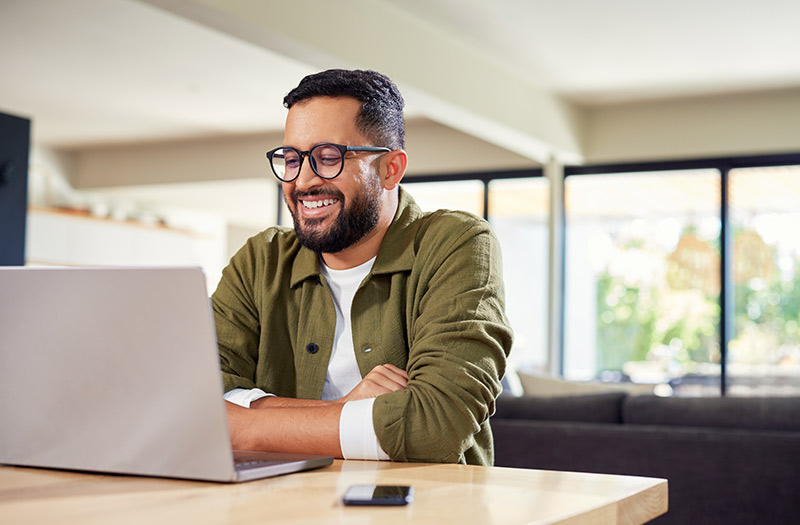 Sicurezza Google Cloud Uomo che lavora al computer