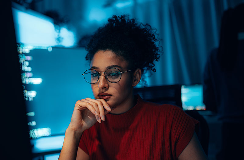 Donna che lavora alla sicurezza informatica su un computer