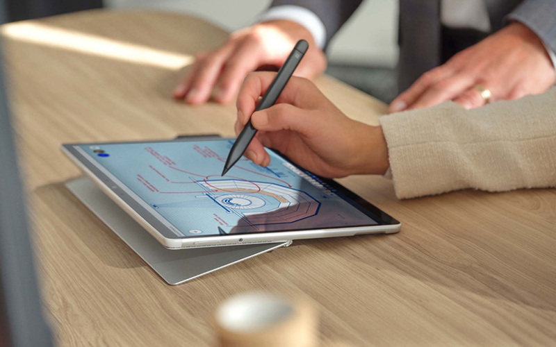 disegno a mano sul tablet con la surface pen