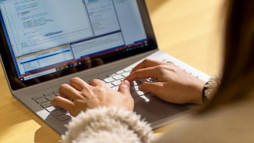 Stile di vita Microsoft di una donna che utilizza prodotti Microsoft Surface.