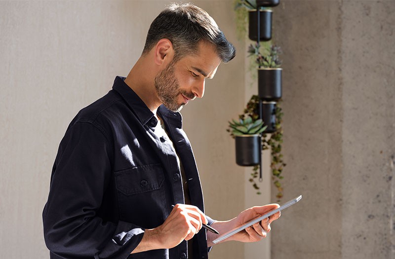 Ingegnere che lavora su Microsoft Surface sul campo